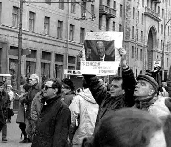 Robert X Bishop photographs a crowd of pro-Yeltsin Soviets in the lead up to the overthrow of the Gorbachev government